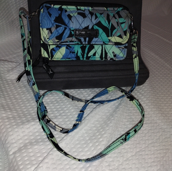 Vera Bradley All In One Crossbody in Camofloral Retired Color 7"x4" x2" - Picture 1 of 7